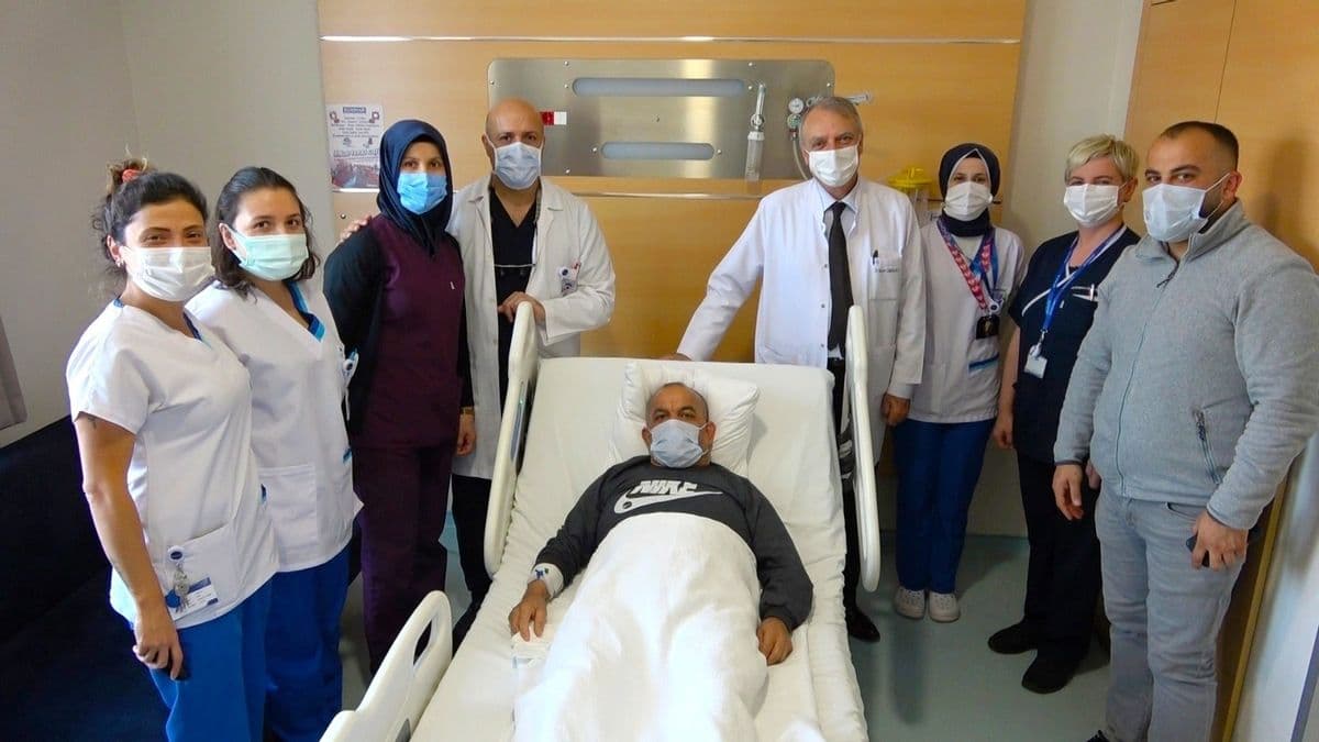 Şah damarında tespit edilen tümör başarılı bir operasyonla alındı haberinin görseli